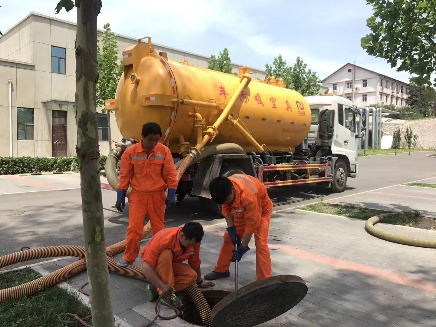 江边乡化粪池清理与5-8吨吸粪车施工效率分析